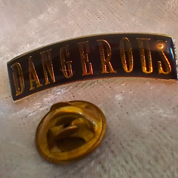 Michael Jackson ' Dangerous' album / tour promotion pin - 1992 - RARE FIND ! - Picture 2 of 3